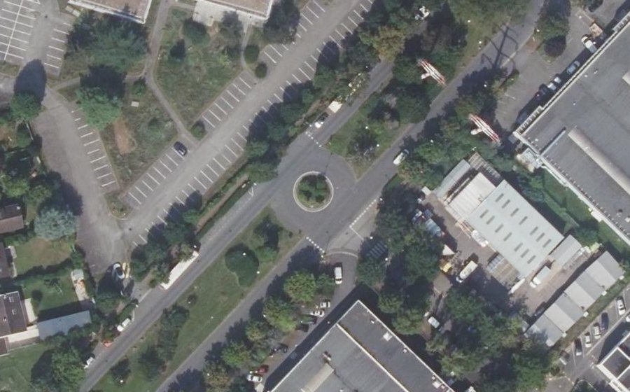 Vue aérienne du Rond-point anonyme n°353184054