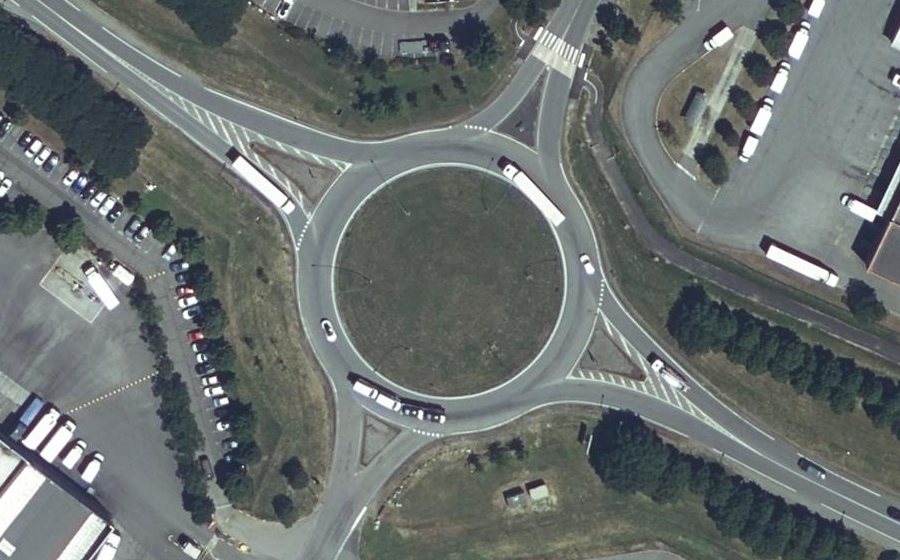Vue aérienne du Rond-point anonyme n°35320528