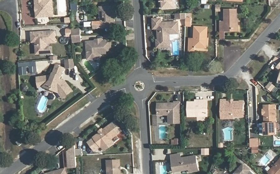 Vue aérienne du Rond-point anonyme n°353261945