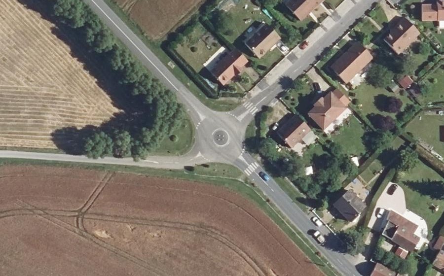 Vue aérienne du Rond-point anonyme n°35328852