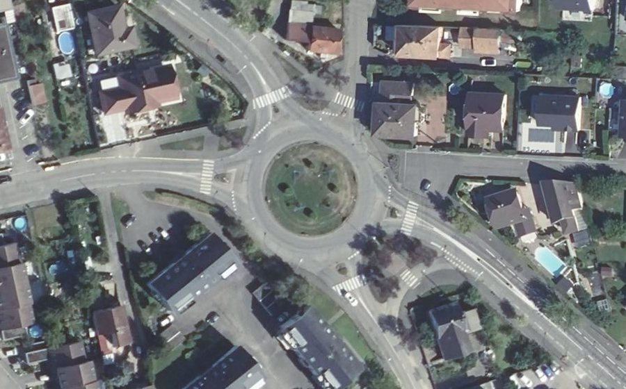 Vue aérienne du Rond-point anonyme n°35339128