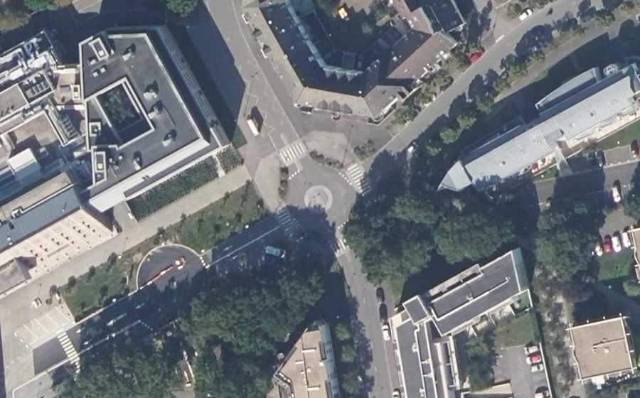 Vue aérienne du Rond-point anonyme n°353409462