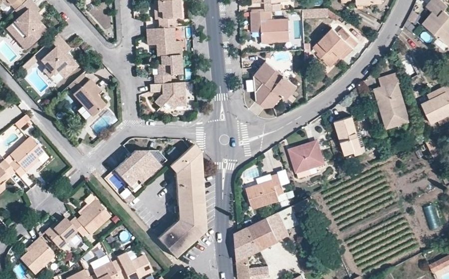 Vue aérienne du Rond-point anonyme n°353517998