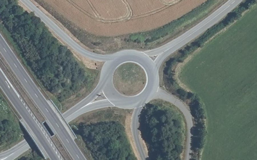 Vue aérienne du Rond-point anonyme n°35355833