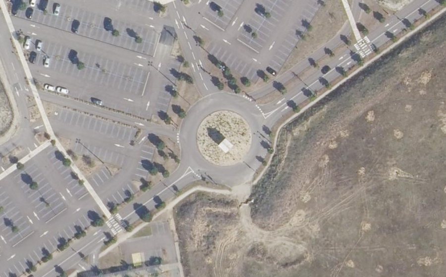 Vue aérienne du Rond-point anonyme n°353587577