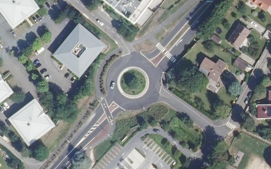 Vue aérienne du Rond-point anonyme n°353610310