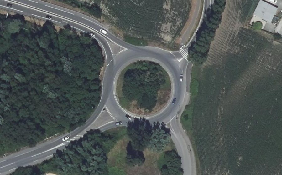 Vue aérienne du Rond-point anonyme n°353653261