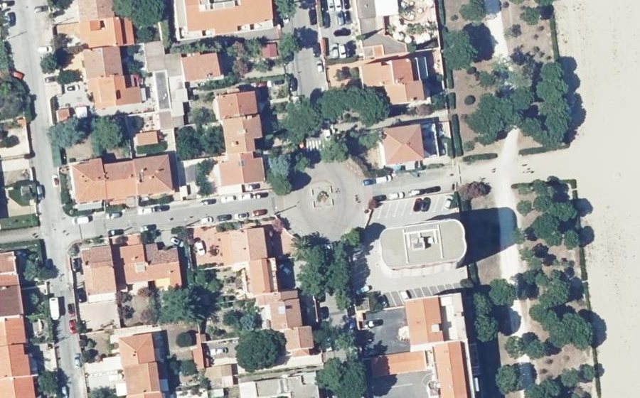 Vue aérienne du Rond-point anonyme n°35376388