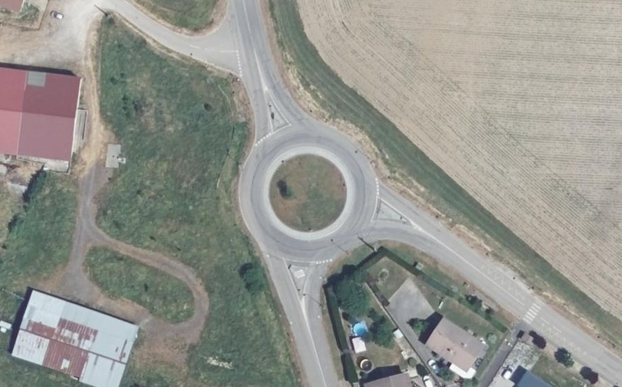Vue aérienne du Rond-point anonyme n°35376836