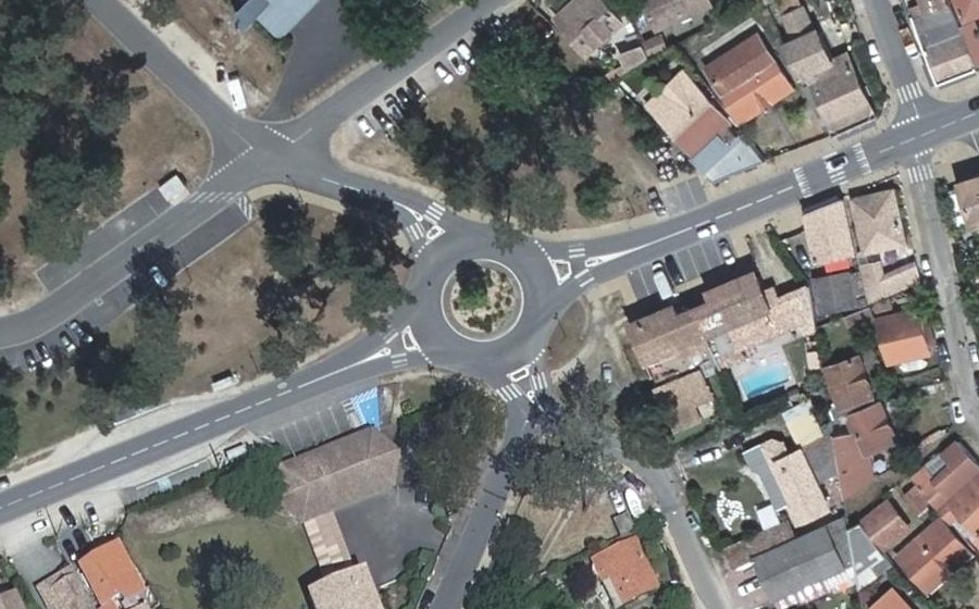 Vue aérienne du Rond-point anonyme n°353785865