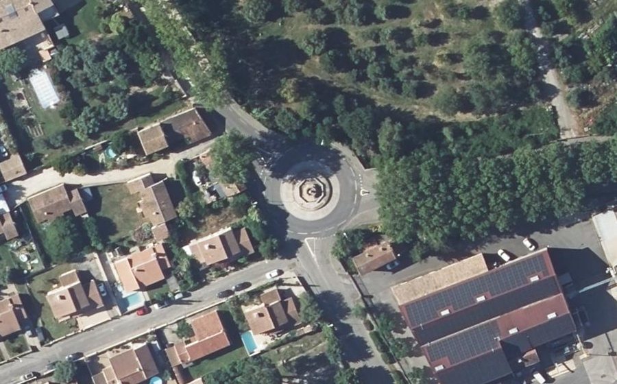 Vue aérienne du Rond-point anonyme n°353944626