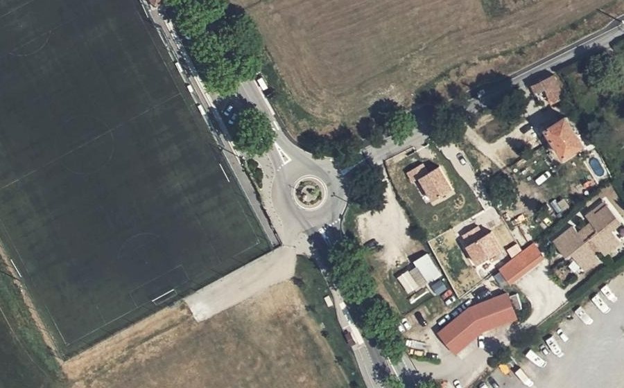 Vue aérienne du Rond-point anonyme n°35398089