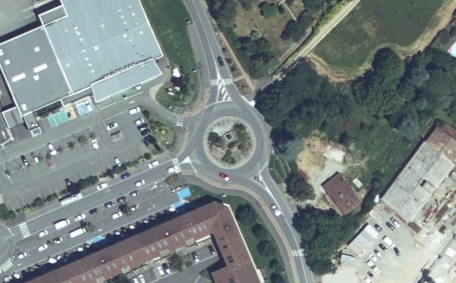Vue aérienne du Rond-point anonyme n°35399569