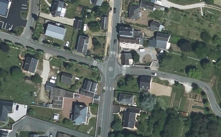 Vue aérienne du Rond-point anonyme n°354007147
