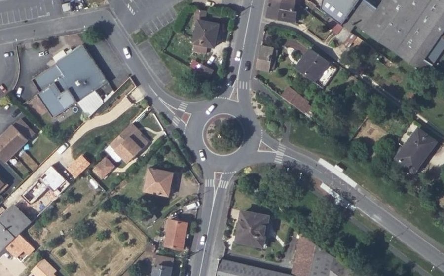 Vue aérienne du Rond-point anonyme n°35401234