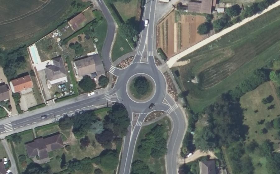 Vue aérienne du Rond-point anonyme n°35401251