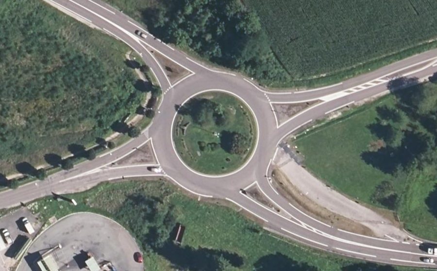 Vue aérienne du Rond-point anonyme n°35403645