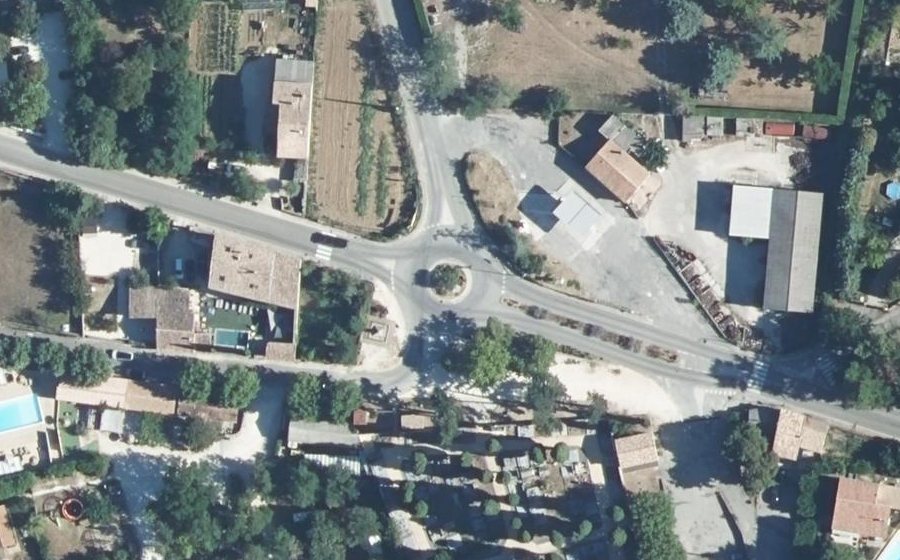 Vue aérienne du Rond-point anonyme n°35405870