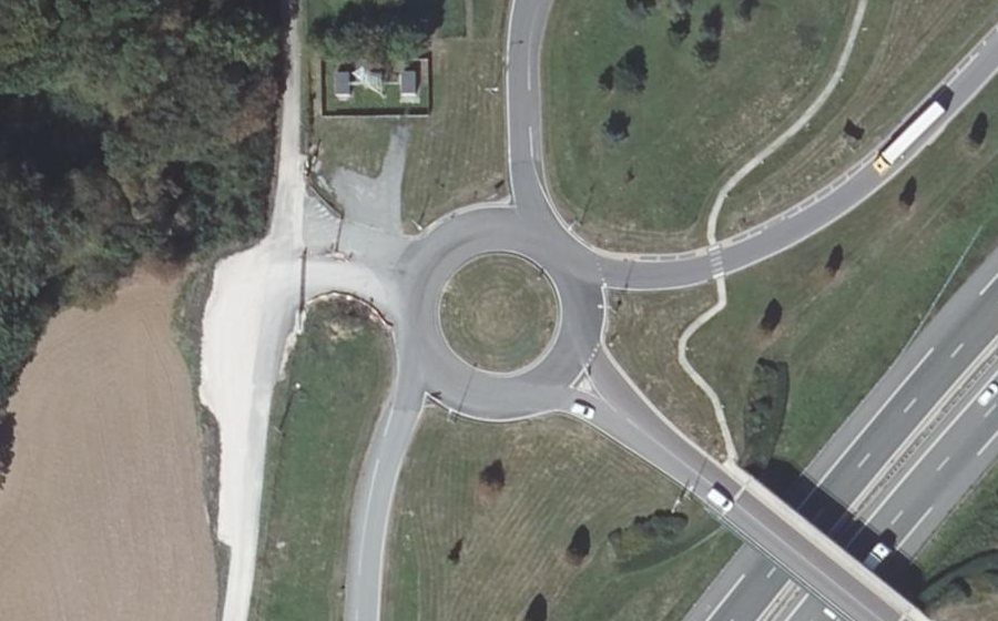 Vue aérienne du Rond-point anonyme n°35406389