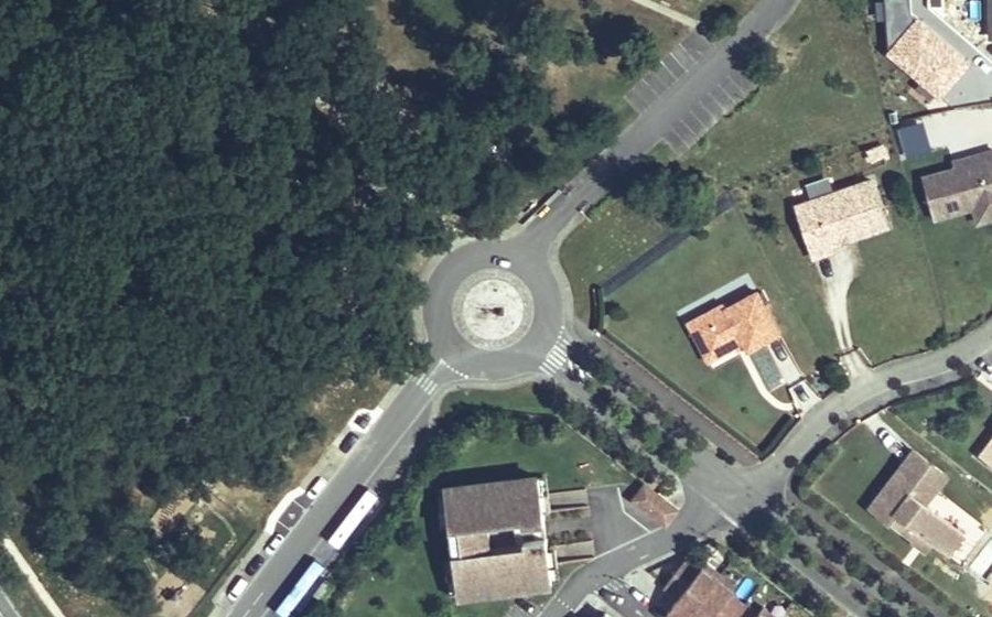 Vue aérienne du Rond-point anonyme n°35407244