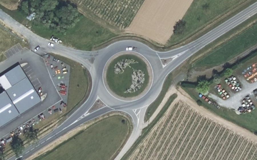 Vue aérienne du Rond-point anonyme n°354097701