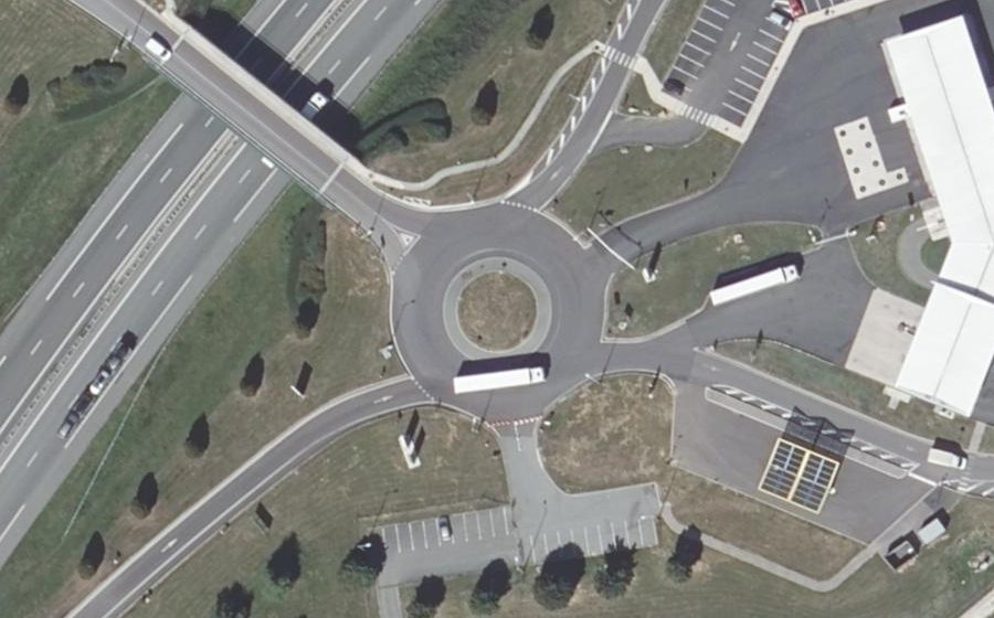 Vue aérienne du Rond-point anonyme n°35413118