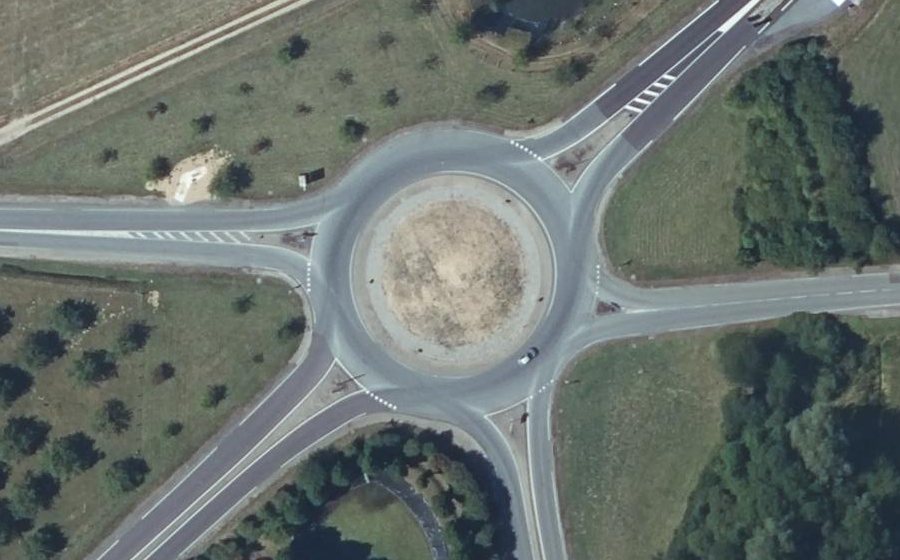 Vue aérienne du Rond-point anonyme n°35424293