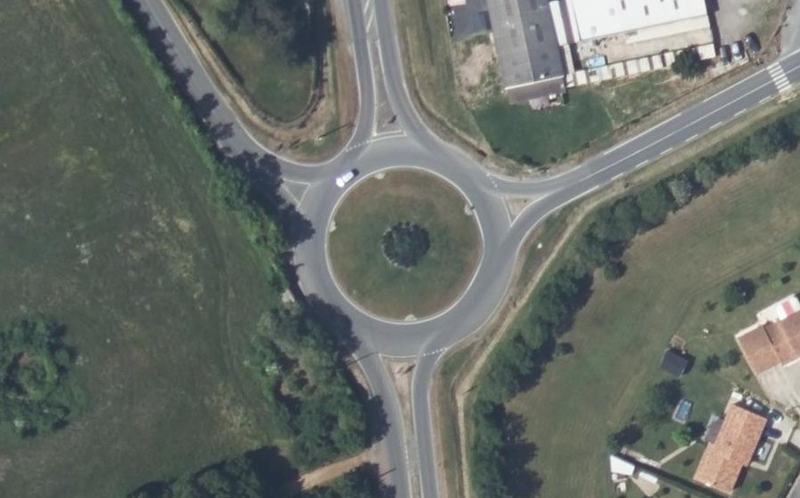 Vue aérienne du Rond-point anonyme n°35425508