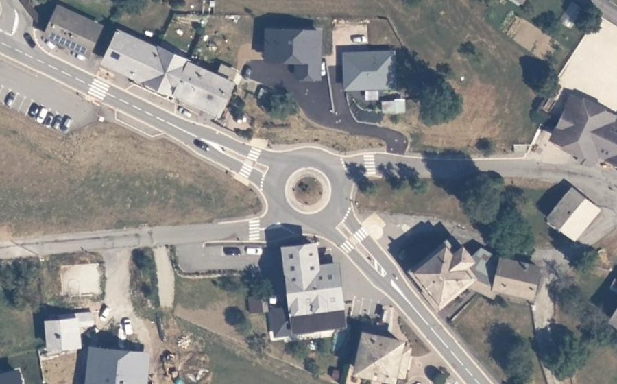 Vue aérienne du Rond-point anonyme n°354310426