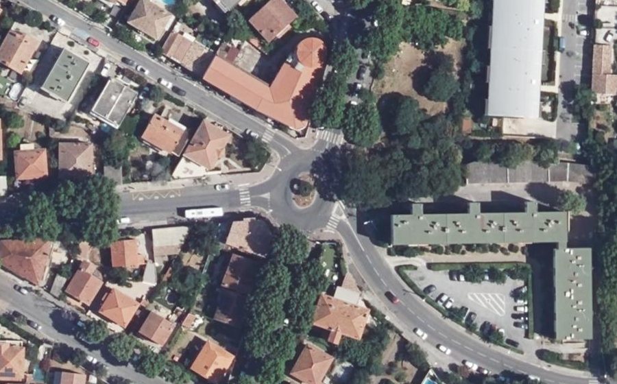Vue aérienne du Rond-point anonyme n°354369581