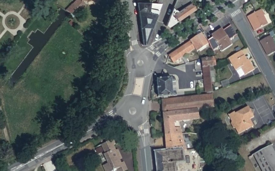 Vue aérienne du Rond-point anonyme n°354507534