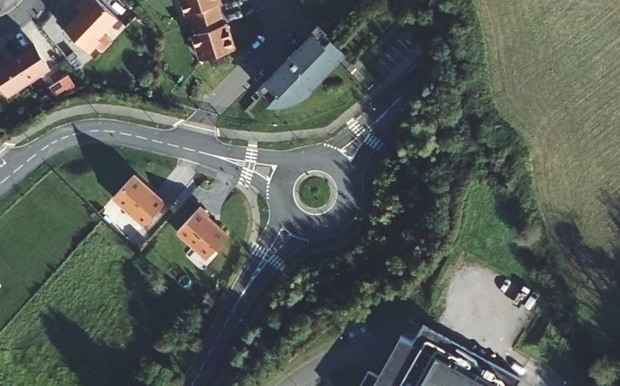 Vue aérienne du Rond-point anonyme n°354584171