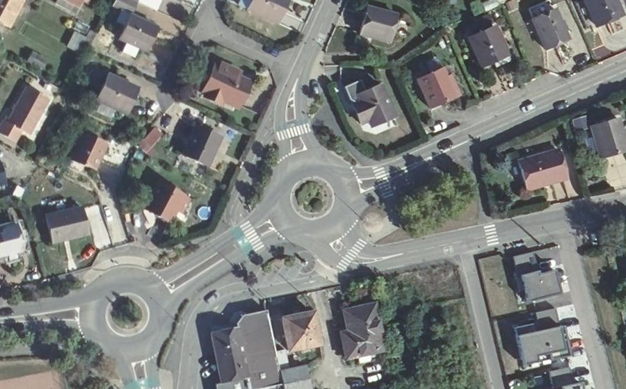 Vue aérienne du Rond-point anonyme n°35474919