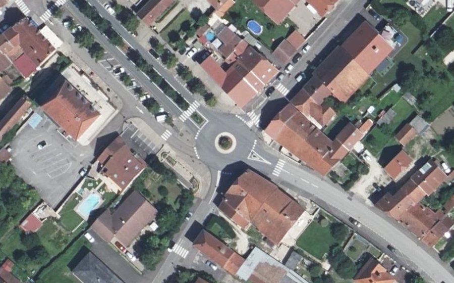 Vue aérienne du Rond-point anonyme n°35475372