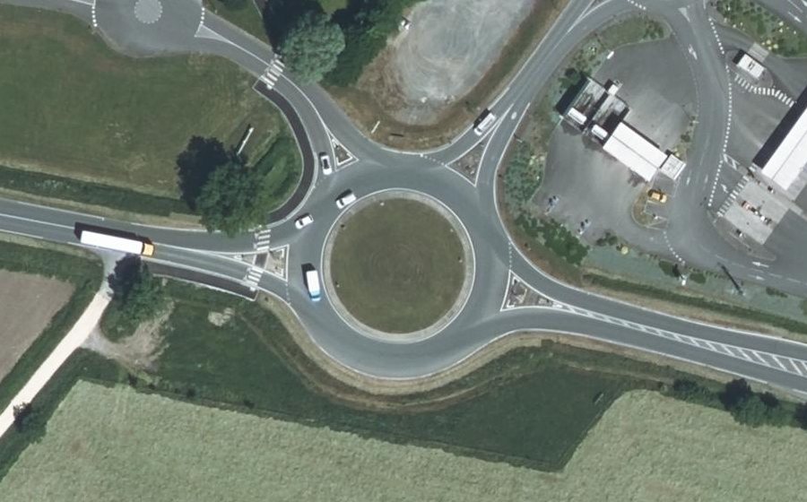 Vue aérienne du Rond-point anonyme n°354778345