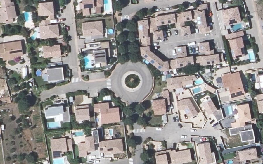 Vue aérienne du Rond-point anonyme n°354808195