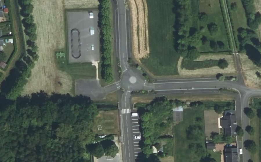 Vue aérienne du Rond-point anonyme n°354871349
