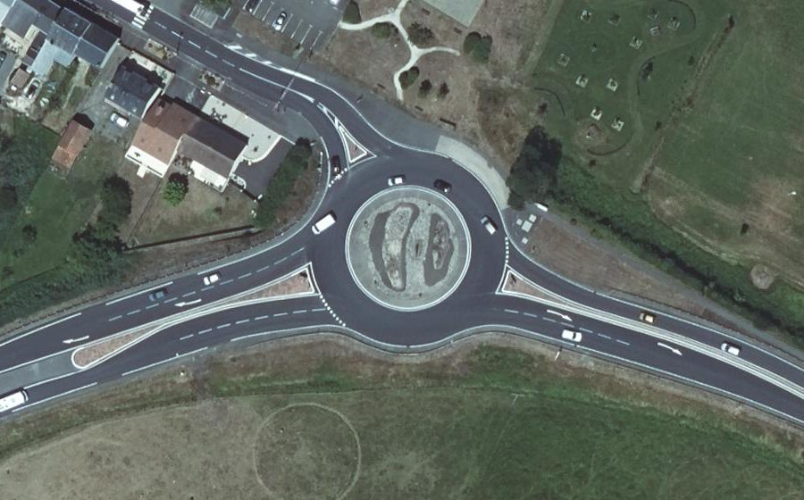 Vue aérienne du Rond-point anonyme n°355354894