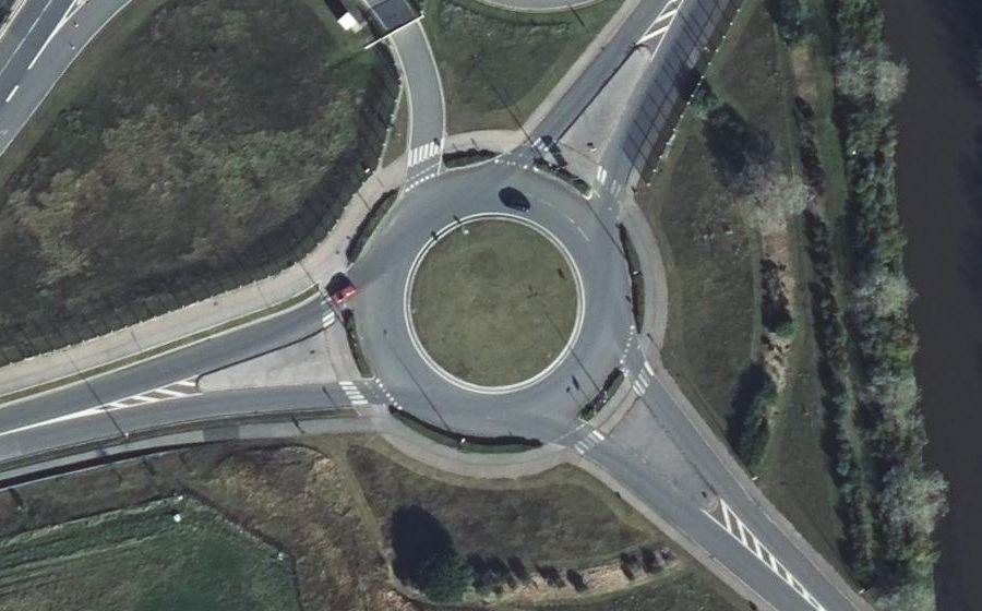 Vue aérienne du Rond-point anonyme n°355469713