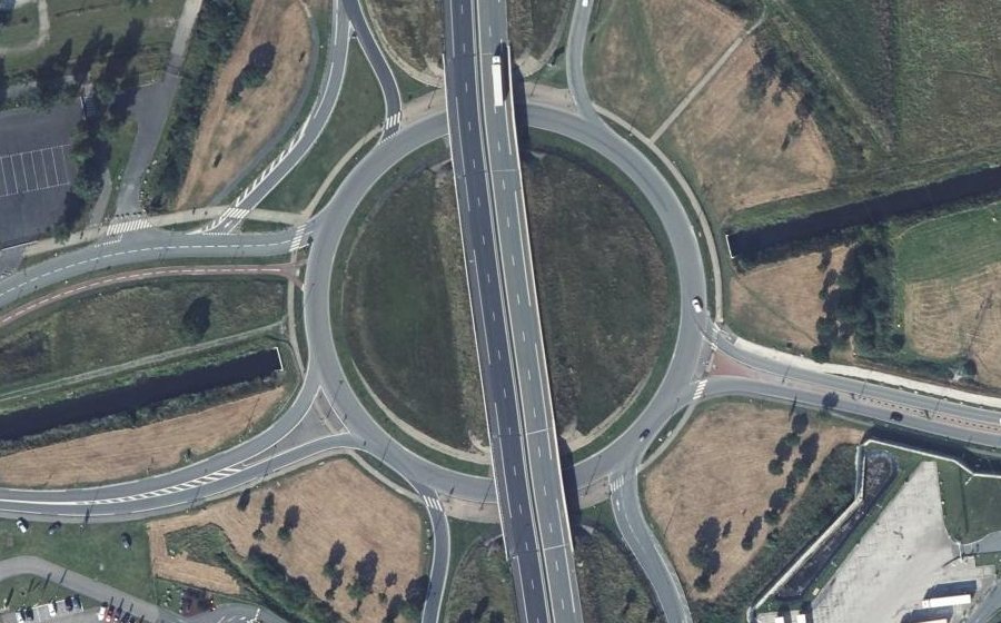 Vue aérienne du Rond-point anonyme n°355469759