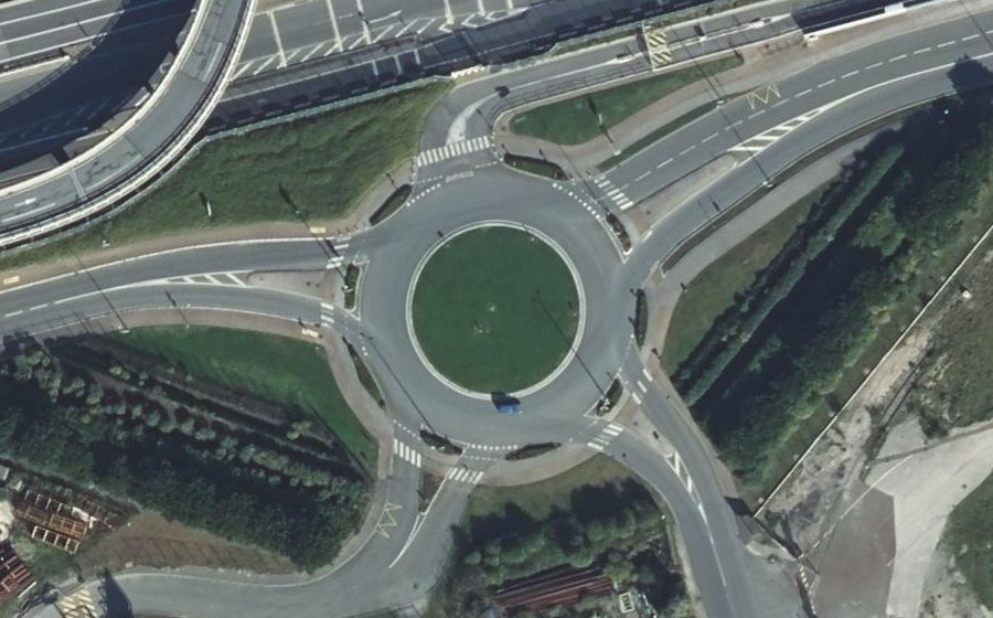 Vue aérienne du Rond-point anonyme n°355469794