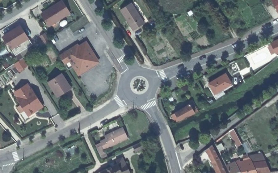 Vue aérienne du Rond-point anonyme n°35549561