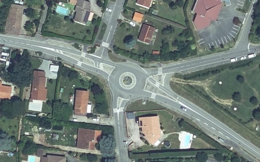 Vue aérienne du Rond-point anonyme n°35549919