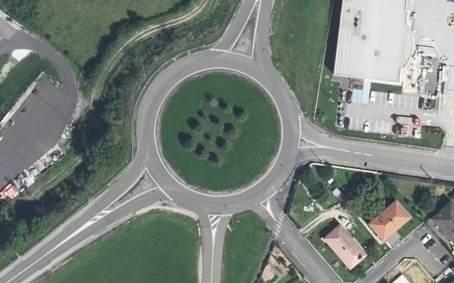Vue aérienne du Rond-point anonyme n°35554181