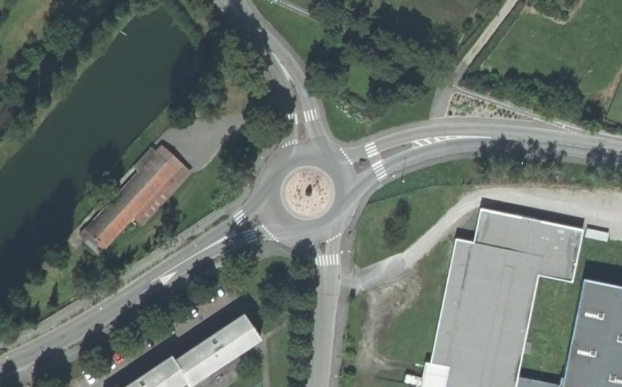 Vue aérienne du Rond-point anonyme n°35558754