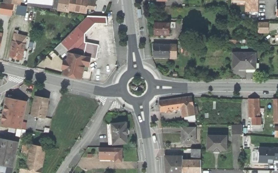 Vue aérienne du Rond-point anonyme n°35560859