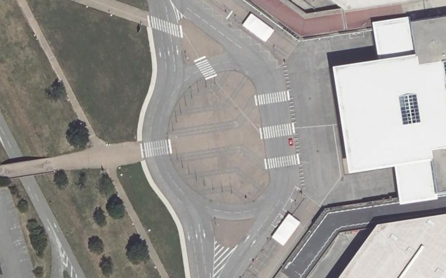 Vue aérienne du Rond-point anonyme n°355763600