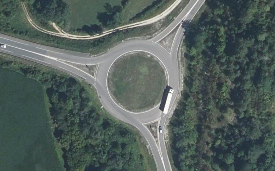 Vue aérienne du Rond-point anonyme n°35580181