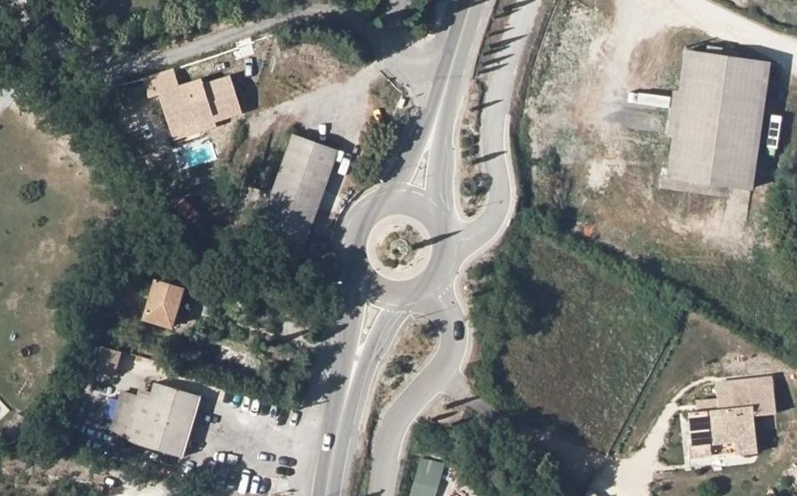 Vue aérienne du Rond-point anonyme n°35586163