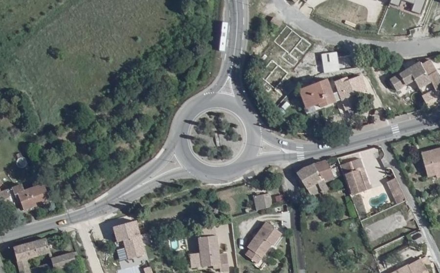 Vue aérienne du Rond-point anonyme n°35586165